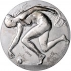 Jugendstil (Art nouveau)-Medaillen. 
Ungarn. Einseitige, versilb. Bro.-Med. o.J., v. Ede Telcs (1872-1948), Kugelspielerin, weibl. Akt mit Umhang u. ...