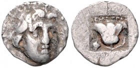 Münzen der griechischen Welt. 
Karia/Rhodos. 
Hemidrachme, ca. 125-88 vdZ, 1,07 g, Helioskopf halbre./im Incusum Rose mit Zweig re., links Traube (?...