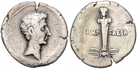 Römische Münzen. 
Kaiserzeit. 
Augustus, 27 vdZ - 14 ndZ. Denar, 3,51 g, barhäuptiger Kopf re./Herme auf Blitzbündel. Kamp.&nbsp;2.22, RIC&nbsp;269a...