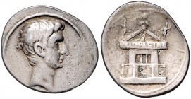 Römische Münzen. 
Kaiserzeit. 
Augustus, 27 vdZ - 14 ndZ. Denar, 3,31 g, barhäuptiger Kopf re./Curia Julia, auf dem Architrav IMP CAESAR. Kamp.&nbsp...