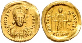 Byzantinische Münzen. 
Justinus I., 518-527. Solidus, GOLD, 4,31 g, Mzst. Constantinopel, beh., gepanz. Bü. fast v. vorn, in der Rechten Speer, auf d...