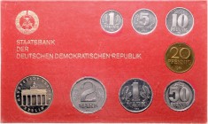 Umlaufmünzsätze bis 5 Mark. 
1982, mit 5 Mark Brandenburger Tor, im OE. . 

Polierte Platte, orig.