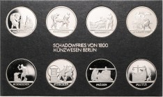 Thematische Sätze. 
Plakettensatz 1983 A, Schadowfries von 1800, hrsg. v. Minister der Finanzen, 8 CuNi-Plaketten, in Orig.-Kunststoffrahmen mit schw...