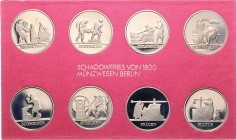 Thematische Sätze. 
Plakettensatz 1983 A, Schadowfries von 1800, 8 CuNi-Plaketten, in Orig.-Kunststoffrahmen mit rotem Inlet. . 

Polierte Platte