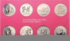 Thematische Sätze. 
Plakettensatz 1983 A, Schadowfries von 1800, 8 CuNi-Plaketten, in Orig.-Kunststoffrahmen mit rotem Inlet. . 

stempelfrisch