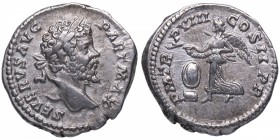 200 dC. Septimio Severo. Roma. Denario. RIC 150. Ag. 3,19 g. /P M TR P VIII COS II P P. Victoria flotando a izquierda abriendo una corona con ambas ma...