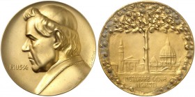 EUROPA. - VATIKAN. Pius X., 1903-1914. 
Vergoldete Bronzemedaille o. J. (von C. Poellath, 70,2 mm). Brustbild n. links / Blühender Baum vor Petersdom...