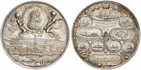 Leopold I., 1657-1705. 
Silbermedaille 1686 (von L. G. Lauffer u. G. Hautsch, 40,3 mm), auf die Siege des Jahres. Zwei Genien halten Portrait des Kai...