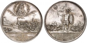 Leopold I., 1657-1705. 
Silbermedaille 1686 (von J. J. Wolrab, 47,9 mm), auf die Rückeroberung von Ofen. Brustbild des Kaisers über Stadtansicht / St...
