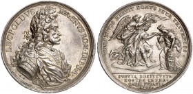 Leopold I., 1657-1705. 
Silbermedaille 1704 (von G. Hautsch, 43,3 mm), auf die Befreiung Schwabens. Brustbild / Svevia huldigt thronendem Kaiser, der...
