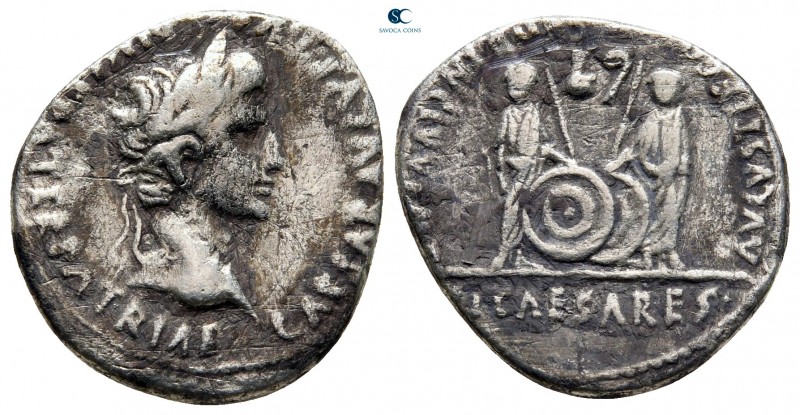 Augustus 27 BC-AD 14. Lugdunum (Lyon)
Denarius AR

20 mm, 3,43 g

CAESAR AV...