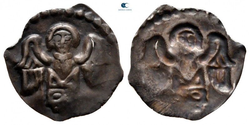 Ulrich AD 1234-1275. Pfirt (Grafschaft)
Pfennig AR

17 mm, 0,35 g

Angel fa...