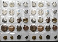 Lotto di n. 102 medaglie militari, religiose, personaggi, spille, distintivi, alcuni in argento.
Da esaminare. Ottima conservazione