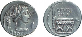MONETE ROMANE REPUBBLICANE. GENS FURIA. DENARIO
L. Furius Cn. f. Brocchus (63 a.C.)
Argento, chiusa e sigillata Tevere.
D: BROCCHI III VIR Testa di...