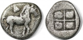 Griechische Münzen, MACEDONIA. Diobol 498-454 v. Chr. Vs.: Pferd nach links darüber Blatt? Helm? Rs.: Viergeteiltes Quadrun incusum. Silber. 0,946 g. ...