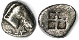 Griechische Münzen, MACEDONIA. Obol 498-454 v. Chr. Vs.: Pferdekopf nach rechts. Rs.: Viergeteiltes Quadratum incusum. Silber. 0,482 g. Sehr schön (Au...