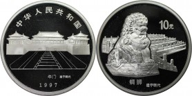 Weltmünzen und Medaillen, China. Palastmuseum in Peking. Löwe. 10 Yuan 1997. 31,14 g. 0.999 Silber. 1 OZ. KM 1097. Polierte Platte, mit Kapsel