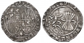 Fernando e Isabel (1474-1504). 2 reales. Segovia. (Cal-507). (Lf-G5.3.10 var). Ag. 6,72 g. Escudo entre P - II, acueducto encima del yugo y flechas. E...