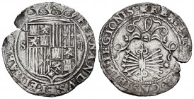 Fernando e Isabel (1474-1504). 2 reales. Sevilla. (Cal-516). (Lf-G6.4.9 var). Rev.: ...LEGIONIS. Ag. 6,79 g. Escudo S - II. Estrella a la derecha del ...