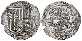 Fernando e Isabel (1474-1504). 2 reales. Sevilla. (Cal-523). (Lf-G6.5.2 var). Ag. 6,87 g. Escudo entre S - II. Ensayador d cuadrada entre el yugo y fl...