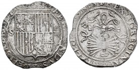 Fernando e Isabel (1474-1504). 4 reales. Sevilla. (Cal-564). (Lf-H5.6.38). Anv.: ...ELISABET· DE. Rev.: ...L(EGI)ONIS. Ag. 13,70 g. Escudo entre S - I...