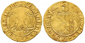 Fernando e Isabel (1474-1504). Doble excelente. Sevilla. (Cal-720). (Tauler-166). Au. 7,00 g. S rodeada de 3 puntos entre los bustos. Estuvo en aro. M...