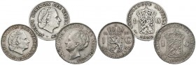 HOLANDA. Conjunto de 3 Gulden de plata de los años 1931, 1952 y 1955. Diferentes estados de conservación. A EXAMINAR.
