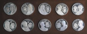 MEDALLAS. Estuche completo compuesto por 10 medallas conmemorativas de los Reyes de España de oro 1 milésima. (Peso total: 298,12g). PROOF.