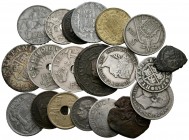 ESPAÑA. Conjunto formado por 20 monedas de diferentes épocas, valores, materiales así como estados de conservación. Incluye varias piezas de plata. A ...