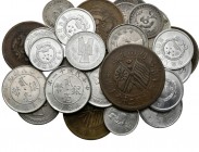 CHINA. Conjunto de 29 monedas de diferentes épocas, módulos , materiales así como estados de conservación. A EXAMINAR.