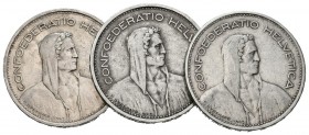 SUIZA. Conjunto formado por 3 monedas de plata de 5 Francos de los años 1932, 1933 y 1953. Diferentes estados de conservación. A EXAMINAR.