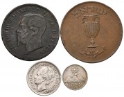 Conjunto formado por 4 monedas mundiales de los siglos XIX y XX. Diferemtes materiales, módulos así como estados de conservación. A EXAMINAR.