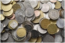 Lote compuesto por cientos de monedas mundiales. Gran variedad de países, módulos, materiales así como estados de conservación. A EXAMINAR.