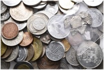 Lote de aproximadamente 300 monedas mudiales de diversos paises, fechas y módulos. Diferentes estados de conservación. A EXAMINAR.