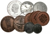 MEDALLAS. Conjunto formado 11 piezas en total incluyendo varias medallas, fichas de casino y sellos moneda. Diferentes estados de conservación. A EXAM...