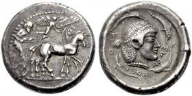GRIECHISCHE MÜNZEN. SIZILIEN. SYRAKUS. 
Tetradrachmon, 510-485 v. Chr. Quadriga n. r., die Pferde werden von n.r. fliegender Nike bekränzt. Das Ganze...