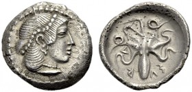 GRIECHISCHE MÜNZEN. SIZILIEN. SYRAKUS. 
Litra, 474-450 v. Chr. Kopf der Arethusa n. r. mit Perlkette und Ohrring; sie trägt ein Perlendiadem in ihren...