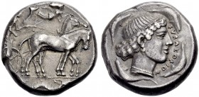 GRIECHISCHE MÜNZEN. SIZILIEN. SYRAKUS. 
Tetradrachmon, 474-450 v. Chr. Lenker in Quadriga n. r. fahrend (zwei Pferde sichtbar); darüber fliegt Nike n...