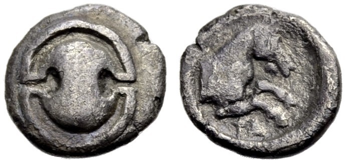 GRIECHISCHE MÜNZEN. BOIOTIEN. TANAGRA. 
Obol, 4. Jh. v. Chr. Boiotischer Schild...