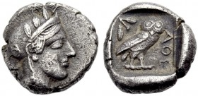 GRIECHISCHE MÜNZEN. ATTIKA. ATHEN. 
Drachme, 450-400 v. Chr. Kopf der Athena n. r. mit Ohrring, im Helm mit Helmbusch und drei Lorbeerblättern; auf d...