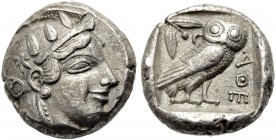 GRIECHISCHE MÜNZEN. ATTIKA. ATHEN. 
Tetradrachmon, 449-431 v. Chr. Kopf der Athena mit Helm und Ohrring n. r., auf dem Helmkessel drei Lorbeerblättte...