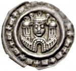 ALTDEUTSCHE MÜNZEN UND MEDAILLEN. RAVENSBURG, KÖNIGLICHE MÜNZSTÄTTE. FRIEDRICH II., 1215-1250 
Brakteat um 1230-1240. Gekrönter Kopf zwischen zwei Tü...