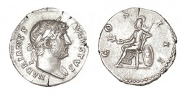 ADRIANO. Denario. R/ Roma sentada a izq. con rama y cetro, a su lado un escudo ovalado. Ly.: COS III. SII-341. 3,28 g. EBC-
