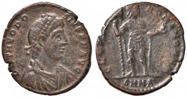 Teodosio (379-395) Maiorina (Nicomedia) Busto diademato a d. - R/ L’imperatore stante a d. - RIC 46 AE (g 4,52)
BB