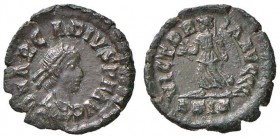 Arcadio (383-408) Piccolo bronzo (Siscia) Busto laureato e drappeggiato a destra R/ Vittoria avanza a sinistra con una corona in mano - Ric 39c AE (g ...
