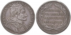 Innocenzo XI (1676-1689) Piastra 1684 A. VIII - Munt. 29 AG (g 32,01) Colpetti al bordo
SPL