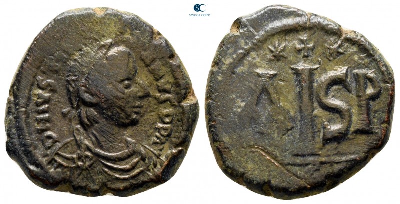 Justinian I AD 527-565. Thessalonica
16 Nummi Æ

21 mm., 7,15 g.



very ...