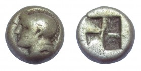 El Hekte
Ionia. Phokaia, c. 478-387 BC, Helmeted head of Athena left / Quadripartite incuse square
10 mm, 2,43 g
Bodenstedt 91