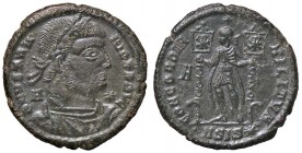 ROMANE IMPERIALI - Vetranio (350) - Maiorina (Siscia) - Busto diademato e drappeggiato a d. /R Vetranio in abiti militari stante a s. con due stendard...