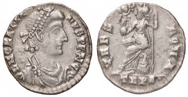 ROMANE IMPERIALI - Graziano (367-383) - Siliqua (Treviri) - Busto drappeggiato e diademato a d. /R Roma seduta a s. con globo sormontato da Vittoria e...